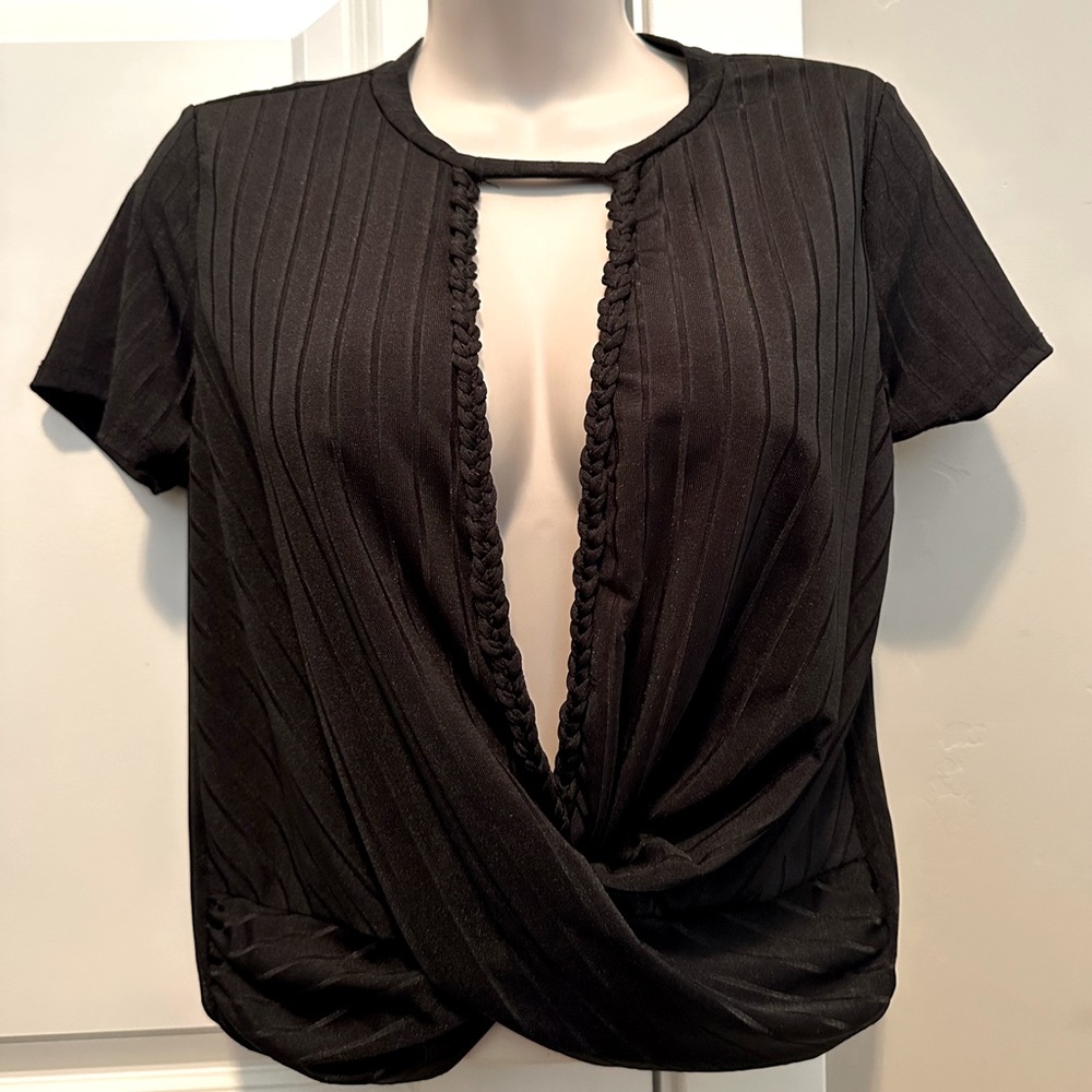 Buckle Black Plunge Twist Tee